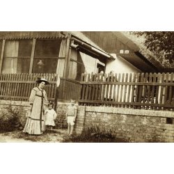   Elegáns nő gyerekekkel, Rácalmás, nyaralók, kalap, üdülőhely, helytörténet, monarchia, 1913, 1910-es évek, Eredeti fotó, hátulján feliratozott papírkép.  