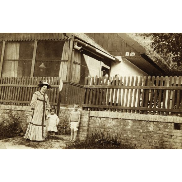 Elegáns nő gyerekekkel, Rácalmás, nyaralók, kalap, üdülőhely, helytörténet, monarchia, 1913, 1910-es évek, Eredeti fotó, hátulján feliratozott papírkép.  