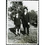 Nagyapa unokájával, Hernádszurdok, magyaros ruha, iskolás fiú, Borsod-Abaúj-Zemplén megye, helytörténet, Horthy-korszak, 1942, 1940-es évek, Eredeti fotó, pecséttel jelzett papírkép, hátulján ragasztásnyom.  