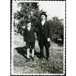   Nagyapa unokájával, Hernádszurdok, magyaros ruha, iskolás fiú, Borsod-Abaúj-Zemplén megye, helytörténet, Horthy-korszak, 1942, 1940-es évek, Eredeti fotó, pecséttel jelzett papírkép, hátulján ragasztásnyom.  