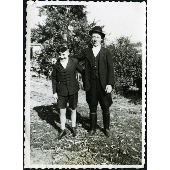Nagyapa unokájával, Hernádszurdok, magyaros ruha, iskolás fiú, Borsod-Abaúj-Zemplén megye, helytörténet, Horthy-korszak, 1942, 1940-es évek, Eredeti fotó, pecséttel jelzett papírkép, hátulján ragasztásnyom.  