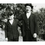 Nagyapa unokájával, Hernádszurdok, magyaros ruha, iskolás fiú, Borsod-Abaúj-Zemplén megye, helytörténet, Horthy-korszak, 1942, 1940-es évek, Eredeti fotó, pecséttel jelzett papírkép, hátulján ragasztásnyom.  