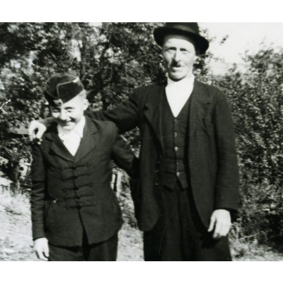 Nagyapa unokájával, Hernádszurdok, magyaros ruha, iskolás fiú, Borsod-Abaúj-Zemplén megye, helytörténet, Horthy-korszak, 1942, 1940-es évek, Eredeti fotó, pecséttel jelzett papírkép, hátulján ragasztásnyom.  