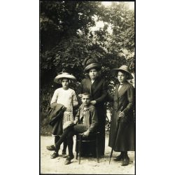   Adler Lipót fényirdája, Brassó, Erdély, anya gyerekeivel, különös kalap, sétapálca, testvérek, 1900-as évek, Eredeti fotó, jelzett papírkép.   