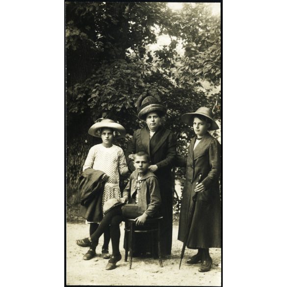 Adler Lipót fényirdája, Brassó, Erdély, anya gyerekeivel, különös kalap, sétapálca, testvérek, 1900-as évek, Eredeti fotó, jelzett papírkép.   