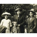 Adler Lipót fényirdája, Brassó, Erdély, anya gyerekeivel, különös kalap, sétapálca, testvérek, 1900-as évek, Eredeti fotó, jelzett papírkép.   