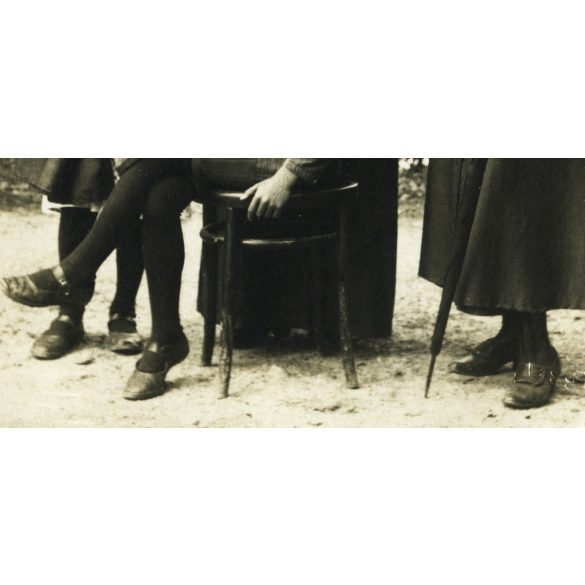 Adler Lipót fényirdája, Brassó, Erdély, anya gyerekeivel, különös kalap, sétapálca, testvérek, 1900-as évek, Eredeti fotó, jelzett papírkép.   