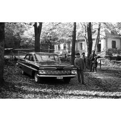   2 darab eredeti fotó negatív. Chevrolet Impala (Bel Air) amerikai luxus személygépkocsi magyar állami rendszámmal, kirándulás, autó, jármű, közlekedés, szocializmus, 1960-as évek. 2 darab eredeti fotónegatív.