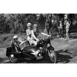   6 darab eredeti fotó negatív. Pannonia oldalkocsis motorkerékpár, lányok fürdőruhában, vicces, utazás, kirándulás,  jármű, közlekedés, szocializmus, 1960-as évek. 6 darab eredeti fotónegatív.