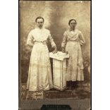 Lakatos A. fényképész műterme, Jászapáti, lányok virággal, egyszerű háttér, néprajz, helytörténet, monarchia, 1900-as évek, Eredeti kabinetfotó, ritka műterem.  