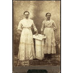   Lakatos A. fényképész műterme, Jászapáti, lányok virággal, egyszerű háttér, néprajz, helytörténet, monarchia, 1900-as évek, Eredeti kabinetfotó, ritka műterem.  