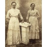 Lakatos A. fényképész műterme, Jászapáti, lányok virággal, egyszerű háttér, néprajz, helytörténet, monarchia, 1900-as évek, Eredeti kabinetfotó, ritka műterem.  