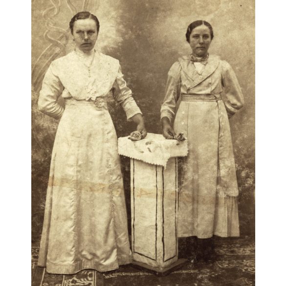 Lakatos A. fényképész műterme, Jászapáti, lányok virággal, egyszerű háttér, néprajz, helytörténet, monarchia, 1900-as évek, Eredeti kabinetfotó, ritka műterem.  