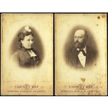 2 darab „Cabinet kép”, Pobuda károly műterme, Győr, elegáns házaspár portréja, monarchia, 1870-es évek, Eredeti korai kabinetfotó ritka felirattal.  méret megközelítőleg (centiméterben): 10 .5 x 17  Használt! Eredeti nagyítás! Nem reprint, nem másola