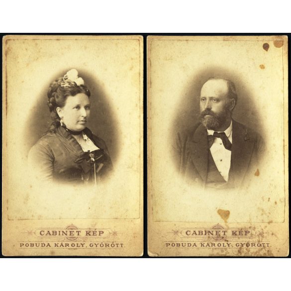 2 darab „Cabinet kép”, Pobuda károly műterme, Győr, elegáns házaspár portréja, monarchia, 1870-es évek, Eredeti korai kabinetfotó ritka felirattal.  méret megközelítőleg (centiméterben): 10 .5 x 17  Használt! Eredeti nagyítás! Nem reprint, nem másola