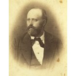 2 darab „Cabinet kép”, Pobuda károly műterme, Győr, elegáns házaspár portréja, monarchia, 1870-es évek, Eredeti korai kabinetfotó ritka felirattal.  méret megközelítőleg (centiméterben): 10 .5 x 17  Használt! Eredeti nagyítás! Nem reprint, nem másola