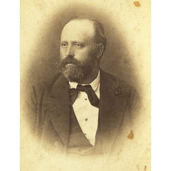 2 darab „Cabinet kép”, Pobuda károly műterme, Győr, elegáns házaspár portréja, monarchia, 1870-es évek, Eredeti korai kabinetfotó ritka felirattal.  méret megközelítőleg (centiméterben): 10 .5 x 17  Használt! Eredeti nagyítás! Nem reprint, nem másola