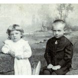 Helios fényképészeti műterem, Selmecbánya, Felvidék, elegáns gyerekek kalappal, különös festett háttér, monarchia, 1880-as évek, Eredeti korai kabinetfotó alján kopásnyommal. 