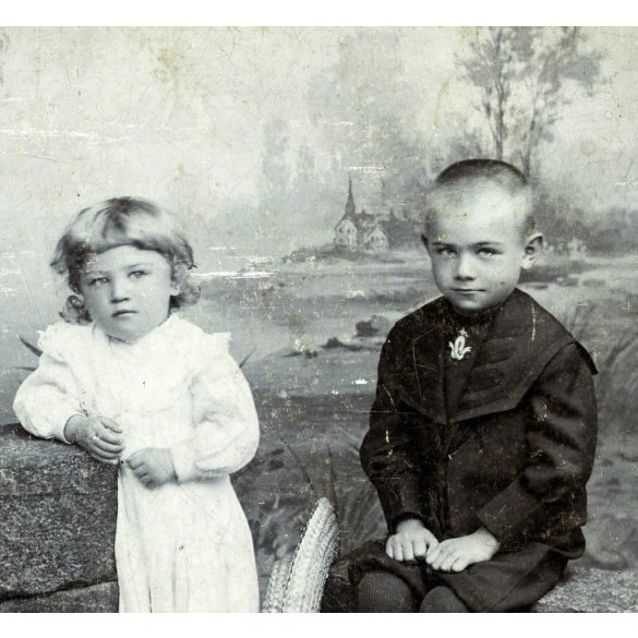 Helios fényképészeti műterem, Selmecbánya, Felvidék, elegáns gyerekek kalappal, különös festett háttér, monarchia, 1880-as évek, Eredeti korai kabinetfotó alján kopásnyommal. 