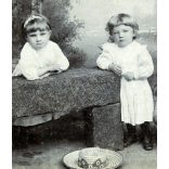 Helios fényképészeti műterem, Selmecbánya, Felvidék, elegáns gyerekek kalappal, különös festett háttér, monarchia, 1880-as évek, Eredeti korai kabinetfotó alján kopásnyommal. 