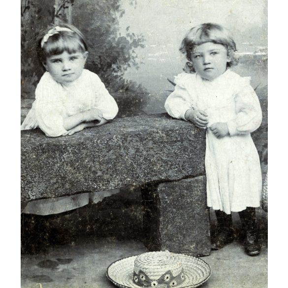 Helios fényképészeti műterem, Selmecbánya, Felvidék, elegáns gyerekek kalappal, különös festett háttér, monarchia, 1880-as évek, Eredeti korai kabinetfotó alján kopásnyommal. 