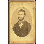 W. Rottmann műterme, Csákova (Csák), Erdély, Sváby Géza, elegáns fiatal szakállas férfi portréja, monarchia, 1876, 1870-es évek, Eredeti CDV, hátulján feliratozott vizitkártya fotó, sarka picit törött, ritka műterem!  