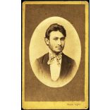 Weisz Lipót műterme, Gyula, Sváby Géza, elegáns fiatal szakállas férfi portréja, nyakkendő, monarchia, 1870-es évek, Eredeti dombornyomott CDV, hátulján feliratozott vizitkártya fotó!   