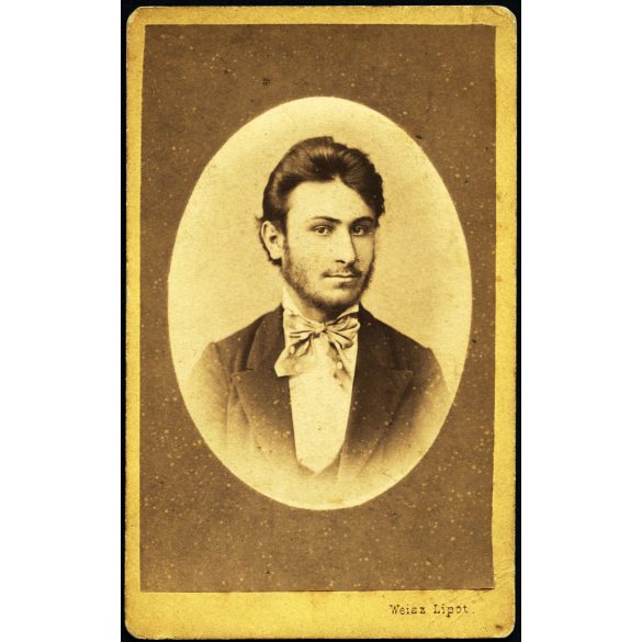 Weisz Lipót műterme, Gyula, Sváby Géza, elegáns fiatal szakállas férfi portréja, nyakkendő, monarchia, 1870-es évek, Eredeti dombornyomott CDV, hátulján feliratozott vizitkártya fotó!   