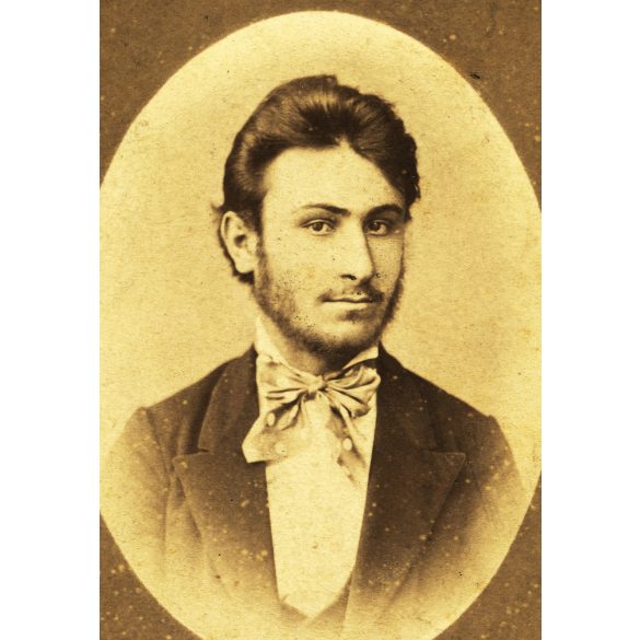 Weisz Lipót műterme, Gyula, Sváby Géza, elegáns fiatal szakállas férfi portréja, nyakkendő, monarchia, 1870-es évek, Eredeti dombornyomott CDV, hátulján feliratozott vizitkártya fotó!   