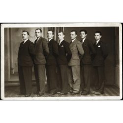   Apro-Foto műterem, Magyarkanizsa (St. Kanjiza), Vajdaság, elegáns férfiak egy sorban, Horthy-korszak, helytörténet, 1920-as évek, Eredeti fotó, pecséttel jelzett papírkép.  