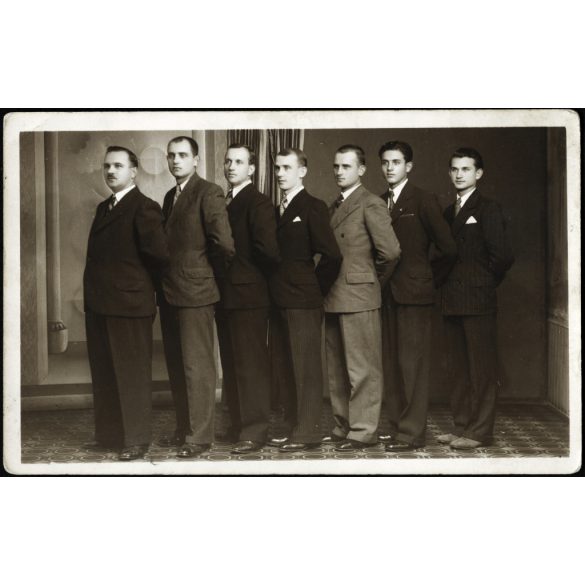 Apro-Foto műterem, Magyarkanizsa (St. Kanjiza), Vajdaság, elegáns férfiak egy sorban, Horthy-korszak, helytörténet, 1920-as évek, Eredeti fotó, pecséttel jelzett papírkép.  