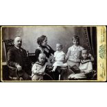 Nagyobb méret, Mai és Társa műterem. Budapest, Faragó Lipót mérnök és családja, Grimm mesekönyv, gyerek, játék, karika, matrózblúz, monarchia, 1900-as évek, Eredeti, feliratozott kabinetfotó, gyönyörű hátlappal, rajta a fotóműterem képével!   