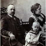 Nagyobb méret, Mai és Társa műterem. Budapest, Faragó Lipót mérnök és családja, Grimm mesekönyv, gyerek, játék, karika, matrózblúz, monarchia, 1900-as évek, Eredeti, feliratozott kabinetfotó, gyönyörű hátlappal, rajta a fotóműterem képével!   