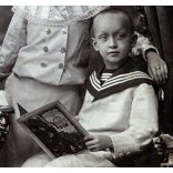 Nagyobb méret, Mai és Társa műterem. Budapest, Faragó Lipót mérnök és családja, Grimm mesekönyv, gyerek, játék, karika, matrózblúz, monarchia, 1900-as évek, Eredeti, feliratozott kabinetfotó, gyönyörű hátlappal, rajta a fotóműterem képével!   