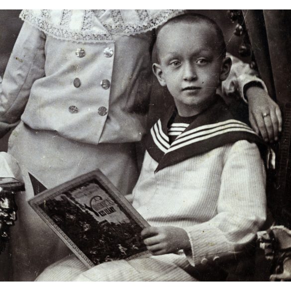 Nagyobb méret, Mai és Társa műterem. Budapest, Faragó Lipót mérnök és családja, Grimm mesekönyv, gyerek, játék, karika, matrózblúz, monarchia, 1900-as évek, Eredeti, feliratozott kabinetfotó, gyönyörű hátlappal, rajta a fotóműterem képével!   