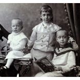 Nagyobb méret, Mai és Társa műterem. Budapest, Faragó Lipót mérnök és családja, Grimm mesekönyv, gyerek, játék, karika, matrózblúz, monarchia, 1900-as évek, Eredeti, feliratozott kabinetfotó, gyönyörű hátlappal, rajta a fotóműterem képével!   