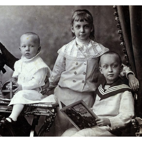 Nagyobb méret, Mai és Társa műterem. Budapest, Faragó Lipót mérnök és családja, Grimm mesekönyv, gyerek, játék, karika, matrózblúz, monarchia, 1900-as évek, Eredeti, feliratozott kabinetfotó, gyönyörű hátlappal, rajta a fotóműterem képével!   