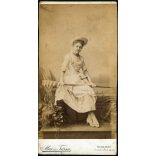 Nagyobb méret, Mai és Társa műterem. Budapest, fiatal nő tengerész ruhában, evezővel, horgonyos lánccal és kitűzővel, különös háttér, „Anna néni lánykorában”, Faragó Lipót mérnök későbbi felesége, matrózblúz, monarchia, 1880-as évek, Eredeti, felirat