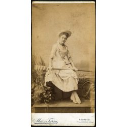   Nagyobb méret, Mai és Társa műterem. Budapest, fiatal nő tengerész ruhában, evezővel, horgonyos lánccal és kitűzővel, különös háttér, „Anna néni lánykorában”, Faragó Lipót mérnök későbbi felesége, matrózblúz, monarchia, 1880-as évek, Eredeti, felirat