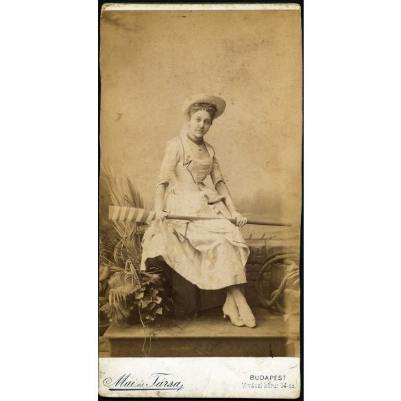 Nagyobb méret, Mai és Társa műterem. Budapest, fiatal nő tengerész ruhában, evezővel, horgonyos lánccal és kitűzővel, különös háttér, „Anna néni lánykorában”, Faragó Lipót mérnök későbbi felesége, matrózblúz, monarchia, 1880-as évek, Eredeti, felirat