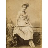 Nagyobb méret, Mai és Társa műterem. Budapest, fiatal nő tengerész ruhában, evezővel, horgonyos lánccal és kitűzővel, különös háttér, „Anna néni lánykorában”, Faragó Lipót mérnök későbbi felesége, matrózblúz, monarchia, 1880-as évek, Eredeti, felirat