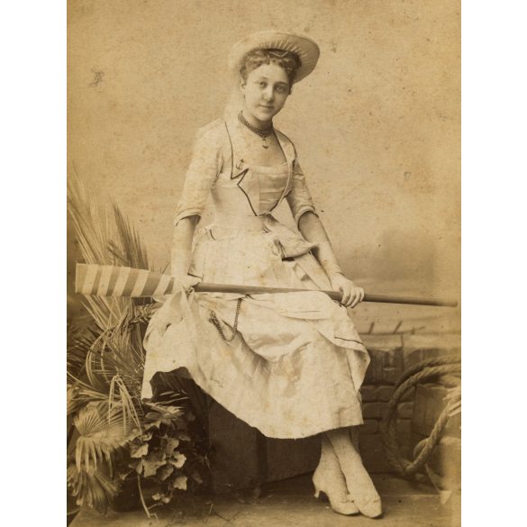 Nagyobb méret, Mai és Társa műterem. Budapest, fiatal nő tengerész ruhában, evezővel, horgonyos lánccal és kitűzővel, különös háttér, „Anna néni lánykorában”, Faragó Lipót mérnök későbbi felesége, matrózblúz, monarchia, 1880-as évek, Eredeti, felirat