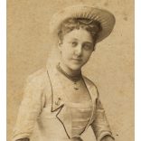 Nagyobb méret, Mai és Társa műterem. Budapest, fiatal nő tengerész ruhában, evezővel, horgonyos lánccal és kitűzővel, különös háttér, „Anna néni lánykorában”, Faragó Lipót mérnök későbbi felesége, matrózblúz, monarchia, 1880-as évek, Eredeti, felirat