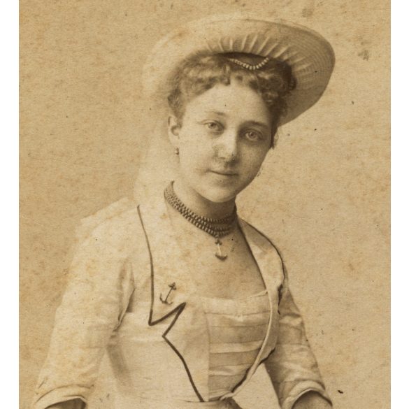 Nagyobb méret, Mai és Társa műterem. Budapest, fiatal nő tengerész ruhában, evezővel, horgonyos lánccal és kitűzővel, különös háttér, „Anna néni lánykorában”, Faragó Lipót mérnök későbbi felesége, matrózblúz, monarchia, 1880-as évek, Eredeti, felirat