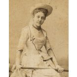 Nagyobb méret, Mai és Társa műterem. Budapest, fiatal nő tengerész ruhában, evezővel, horgonyos lánccal és kitűzővel, különös háttér, „Anna néni lánykorában”, Faragó Lipót mérnök későbbi felesége, matrózblúz, monarchia, 1880-as évek, Eredeti, felirat