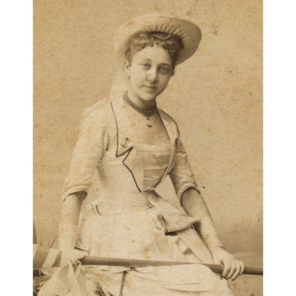 Nagyobb méret, Mai és Társa műterem. Budapest, fiatal nő tengerész ruhában, evezővel, horgonyos lánccal és kitűzővel, különös háttér, „Anna néni lánykorában”, Faragó Lipót mérnök későbbi felesége, matrózblúz, monarchia, 1880-as évek, Eredeti, felirat