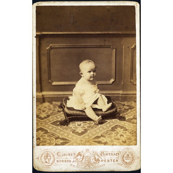 Borsos József műterme, Pest, hátoldalon nevesített gyerek portréja, monarchia, 1860-as évek, Eredeti, hátulján feliratozott korai kabinetfotó.   méret megközelítőleg (centiméterben): 10.5 x 17  Használt! Eredeti nagyítás! Nem reprint, nem másolat.  á