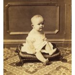 Borsos József műterme, Pest, hátoldalon nevesített gyerek portréja, monarchia, 1860-as évek, Eredeti, hátulján feliratozott korai kabinetfotó.   méret megközelítőleg (centiméterben): 10.5 x 17  Használt! Eredeti nagyítás! Nem reprint, nem másolat.  á