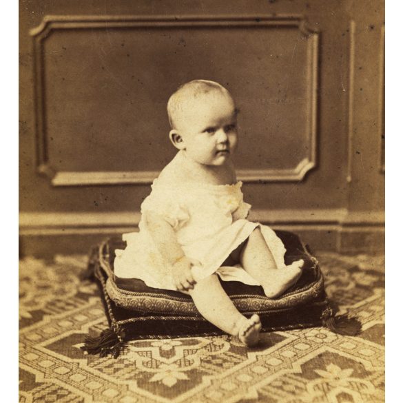 Borsos József műterme, Pest, hátoldalon nevesített gyerek portréja, monarchia, 1860-as évek, Eredeti, hátulján feliratozott korai kabinetfotó.   méret megközelítőleg (centiméterben): 10.5 x 17  Használt! Eredeti nagyítás! Nem reprint, nem másolat.  á