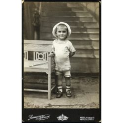   Szamossy Ferenc műterme, Kassa, Felvidék, hátoldalon nevesített gyerek portréja, Kováts Lóránd, monarchia, 1900-as évek, Eredeti, hátulján feliratozott kabinetfotó.